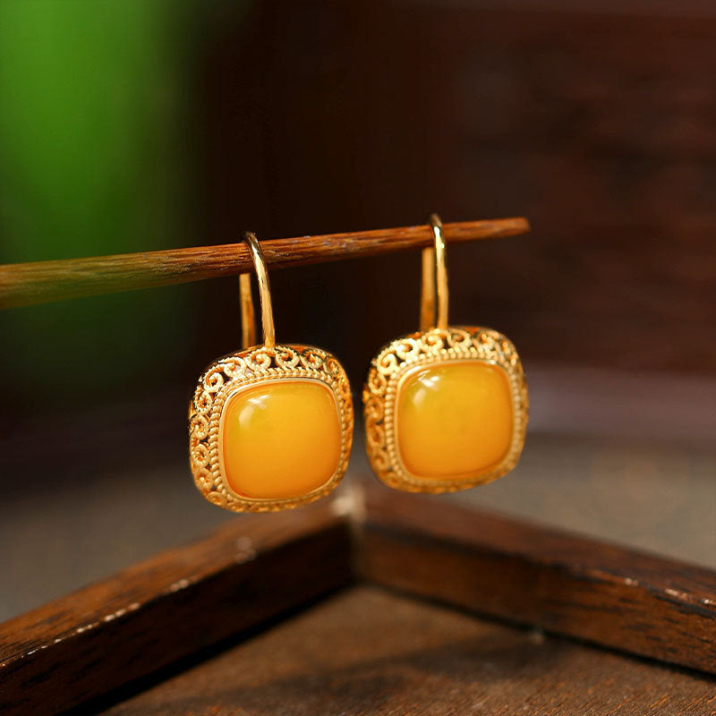 Auspicious cloud pattern beeswax cube earrings