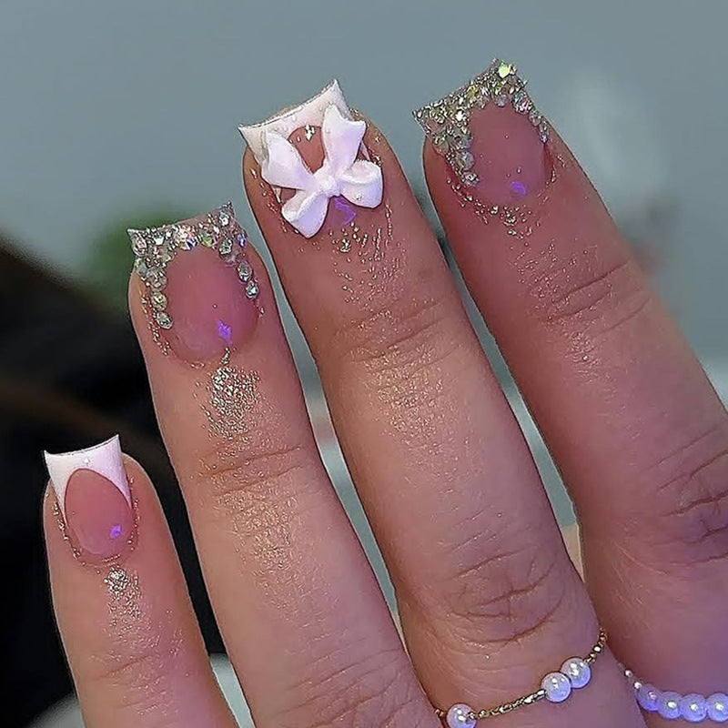 Aufklebbare Nägel mit Schleife und Diamanten