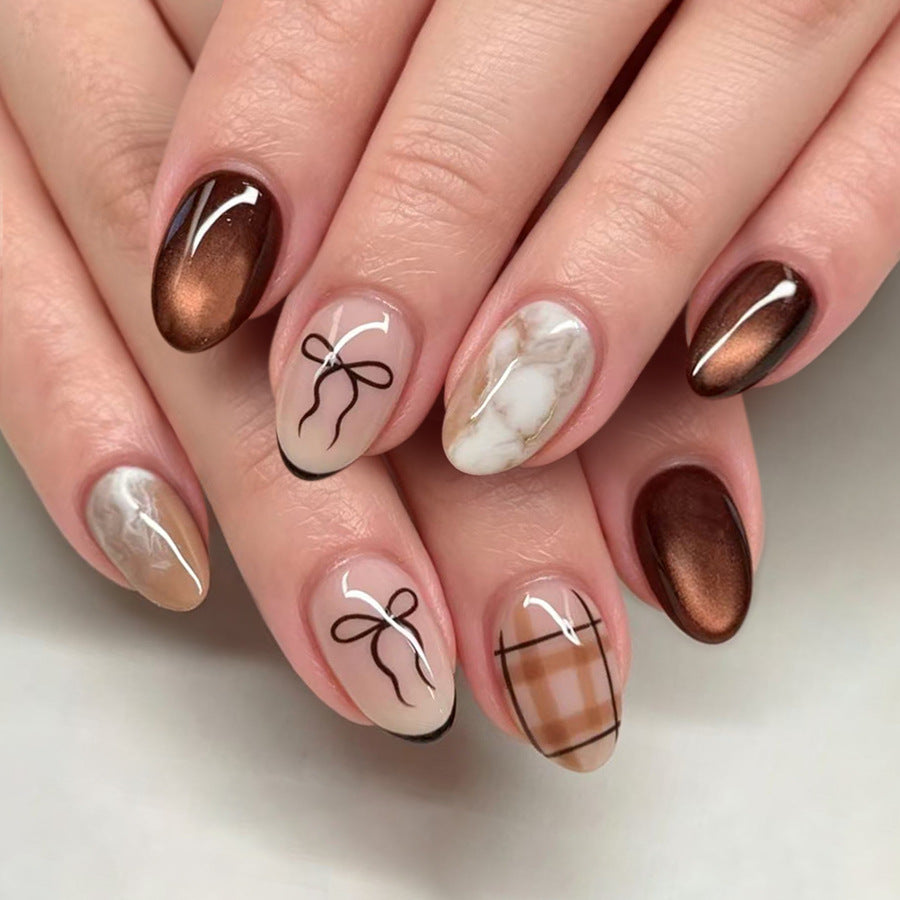 Aufklebbare Nägel mit Schleife und Diamanten