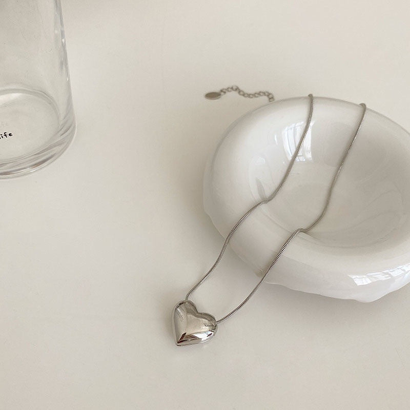 Minimalist smooth heart-shaped collarbone chain necklace